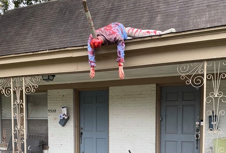 Художник из Далласа украсил дом к Хэллоуину настолько реалистично, что к нему приехала полиция